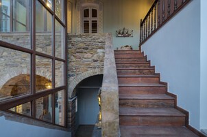 Una escalera de piedra con escalones y barandilla de madera.