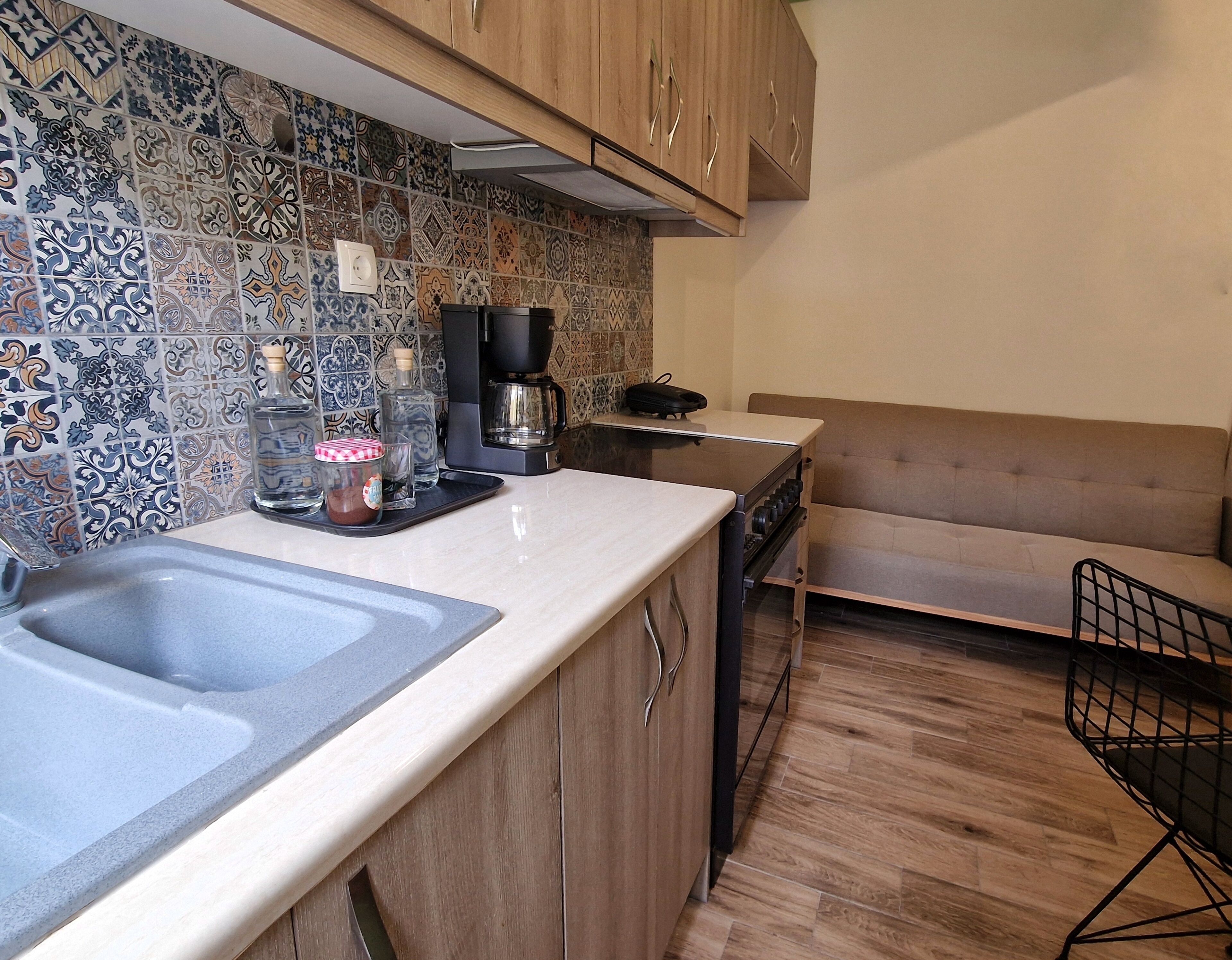 city apartment, 1 bedroom | private kitchen | fridge, stovetop, coffee/tea maker, cookware/dishes/utensils