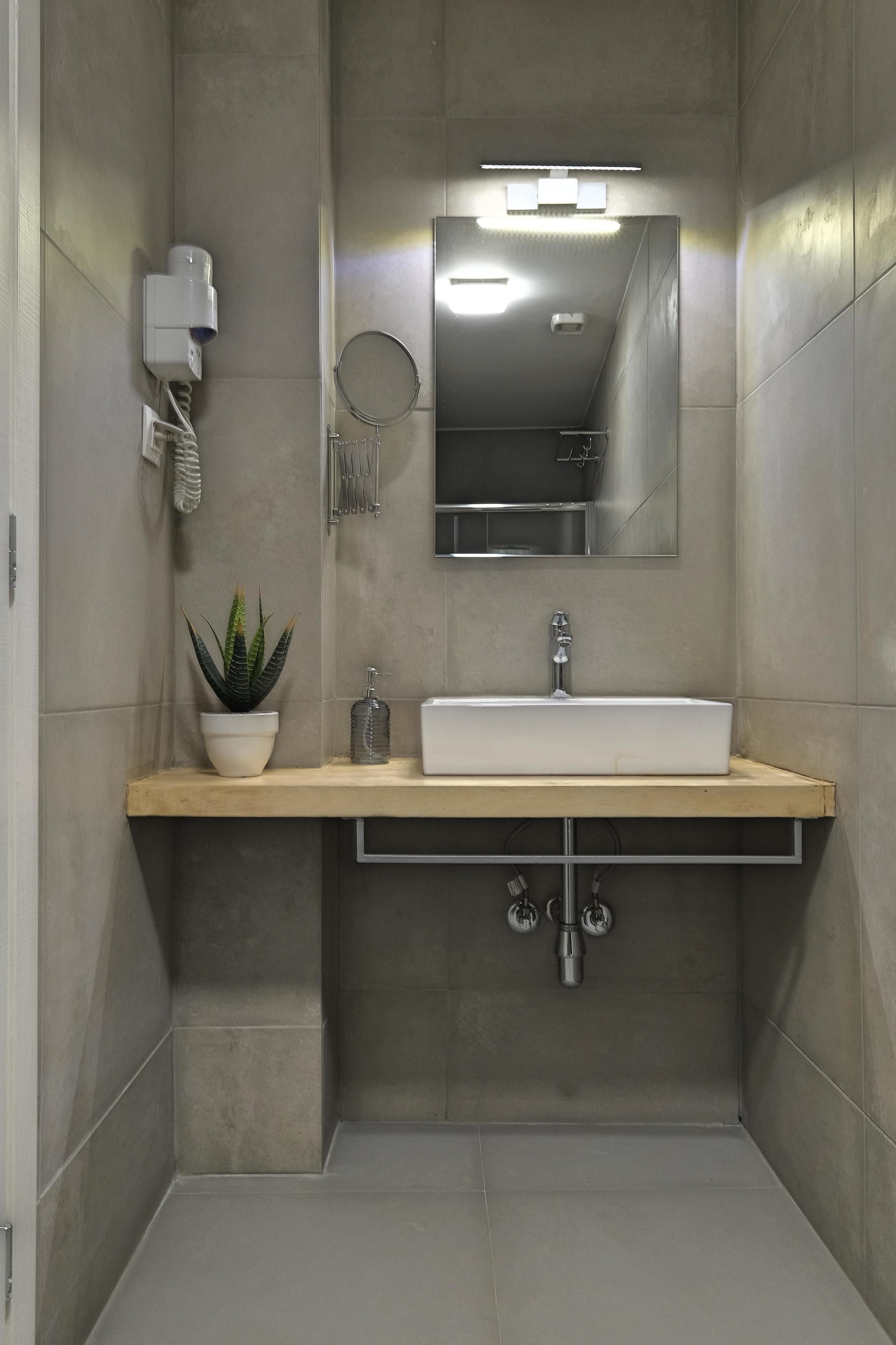 standard double room | bathroom | shower, free toiletries, hair dryer, slippers