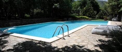 Una piscina al aire libre de temporada