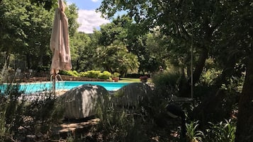 Una piscina al aire libre de temporada