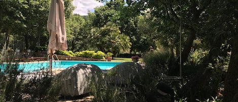 Una piscina al aire libre de temporada