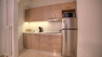 City Apartment, 3 Bedrooms | Private kitchen | Full-sized fridge, microwave, oven, stovetop