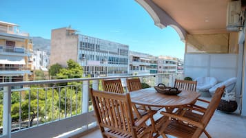 City Apartment, 3 Bedrooms | Balcony