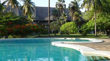 2 outdoor pools