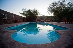 Outdoor pool, pool umbrellas, sun loungers - Omarunga Lodge (Epupa)