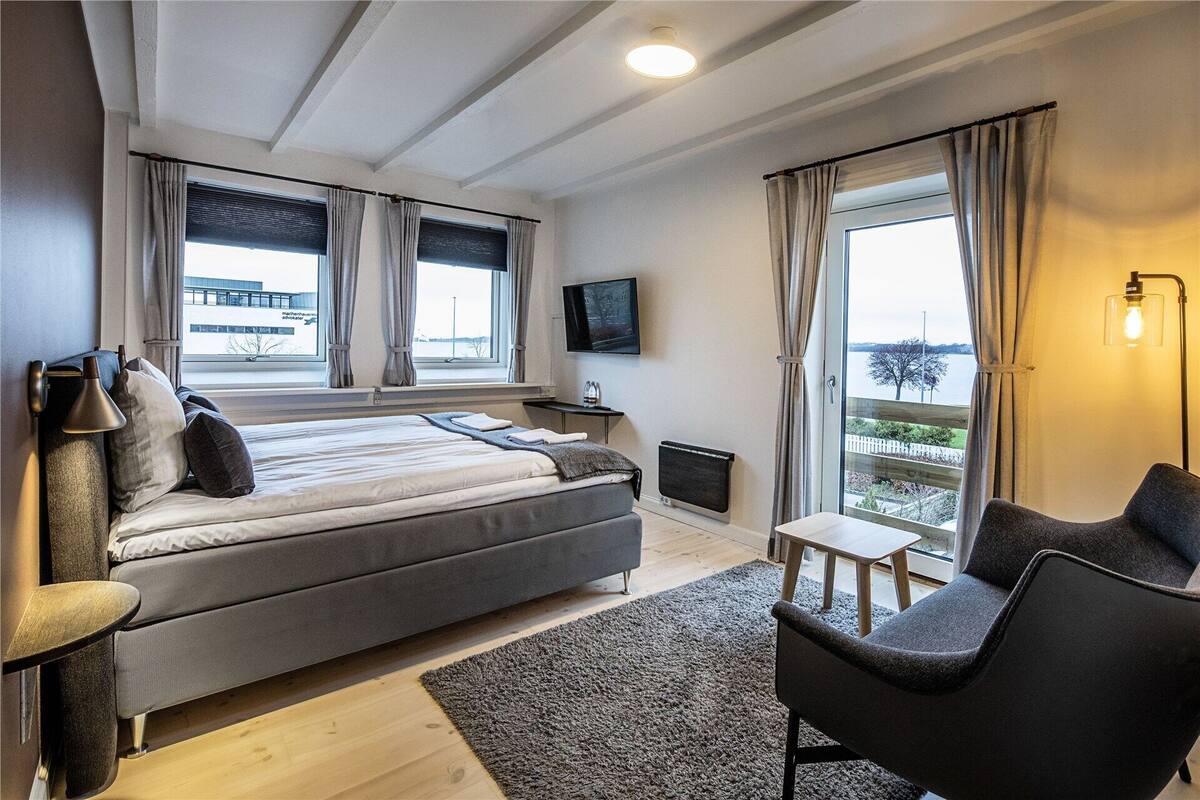 Blackout drapes, free WiFi, bed sheets