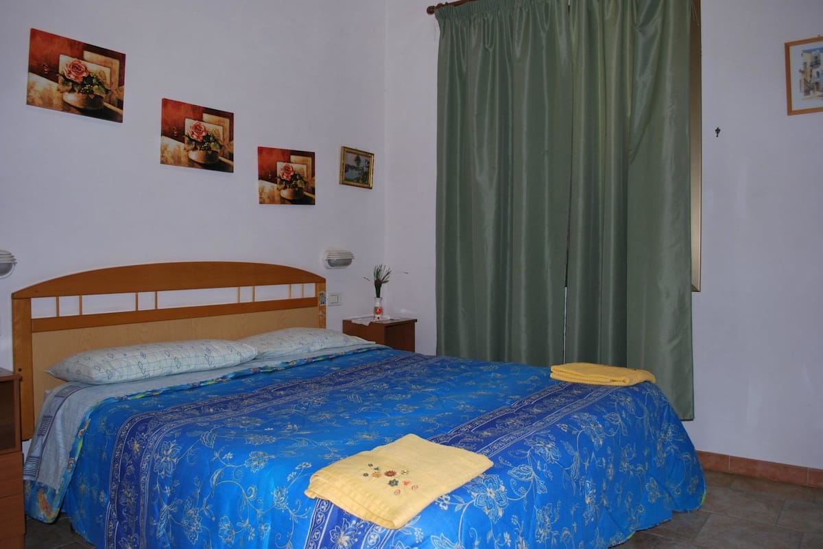 Basic Triple Room | Desk, bed sheets