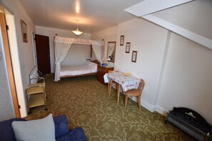 Estudio, baño privado | Tabla de planchar con plancha y ropa de cama