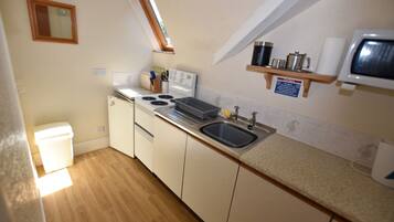 Studio, Private Bathroom | Iron/ironing board, bed sheets