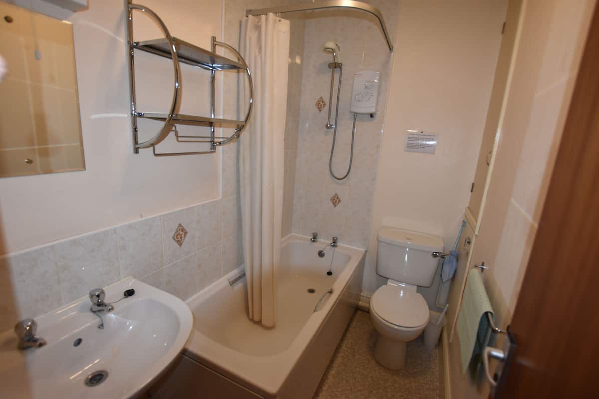 apartment, 1 bedroom, private bathroom | bathroom | towels