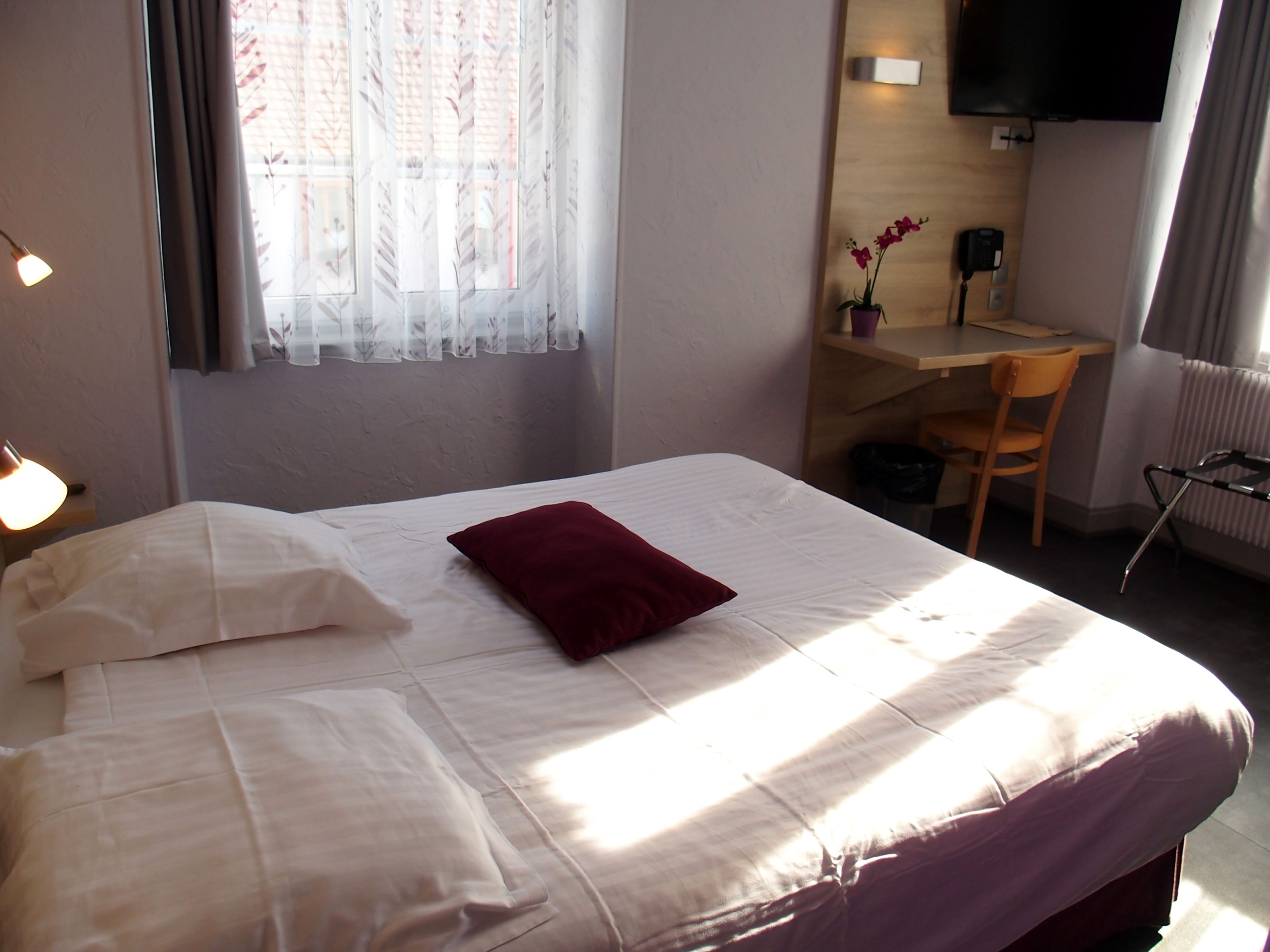 standard double room | individually decorated, individually furnished, desk, free wifi