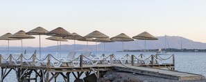 Plage privée, chaises longues