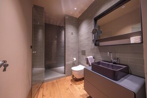 デラックス ルーム ダブルベッド 1 台 シービュー | バスルーム | シャワー、バスアメニティ (無料)、ヘアドライヤー、スリッパ