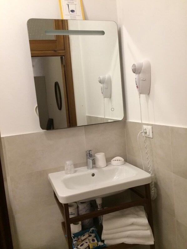 Double Room | Bathroom | Shower, towels - Camere Nicolina 3 (Vernazza)