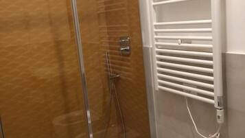 Doppelzimmer | Badezimmer | Dusche, Handtücher