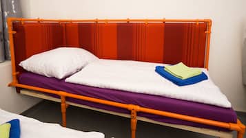 Quarto triplo design | Individualmente decorados, escrivaninha