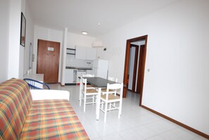 Fridge, microwave, stovetop, cookware/dishes/utensils - Residence Alisei (Lignano Sabbiadoro)