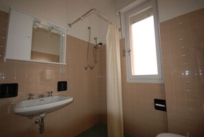 2 soveværelser, baby-/barnesenge (tillægsgebyr), sengetøj