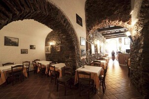 Desayuno con opciones de la cocina local incluido todos los días 