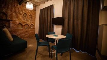 Apartment, 1 Bedroom | In-room dining