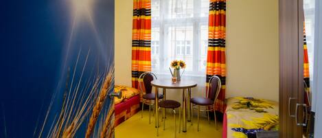 Quarto triplo clássico | Individualmente decorados, escrivaninha