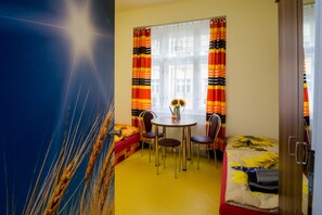 Quarto triplo clássico | Individualmente decorados, escrivaninha