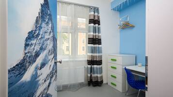 Habitación individual clásica | Decoración personalizada, escritorio y espacio para trabajar con laptop