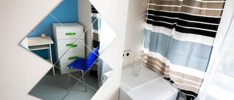 Habitación individual clásica | Decoración individual, escritorio, espacio para trabajar con un portátil
