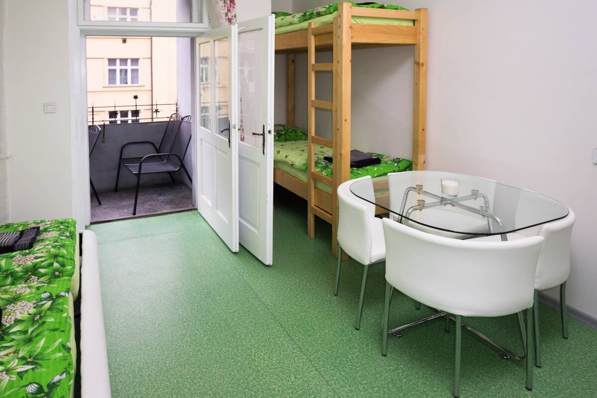 Comfort vierpersoonskamer | Een bureau, een laptopwerkplek, verduisterende gordijnen