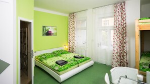 Comfort vierpersoonskamer | Individueel gedecoreerd, een bureau, een laptopwerkplek