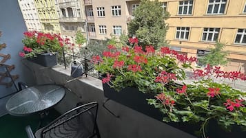 Phòng 4 tiện nghi đơn giản | Hiên