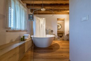 Comfort Double or Twin Room, Bathtub, Garden View | Deep soaking bathtub - Mostofiore (Conegliano)