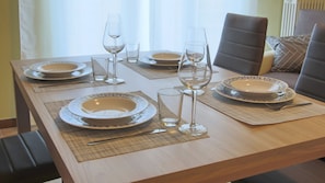Apartment (2 Bedrooms) | Essbereich im Zimmer