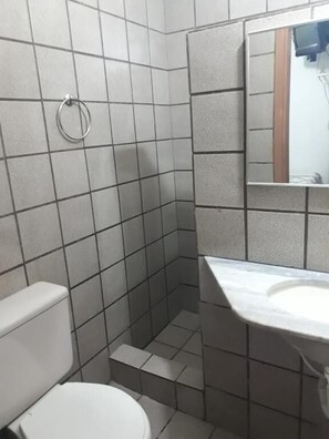 Shower, towels - Pousada Formosa (Porto Seguro)
