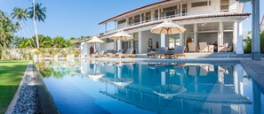 Una piscina al aire libre, una piscina infinita