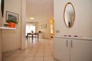 Apartment, 3 Schlafzimmer (D-7) | Wohnbereich | Flachbildfernseher