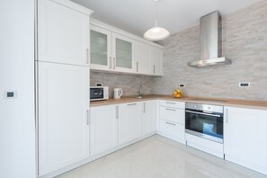 ثلاجة، ميكروويف، فرن، موقد طهي مسطح