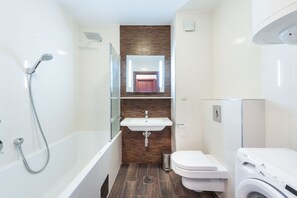 Tina, amenidades de baño gratuitas, secadora de cabello, toallas 