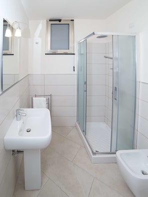 Quarto quádruplo, sacada | Banheiro | Chuveiro, secador de cabelo, bidê, toalhas de banho