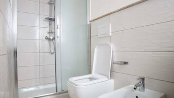 Vierbettzimmer, Balkon | Badezimmer | Dusche, Haartrockner, Bidet, Handtücher