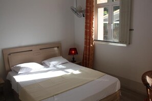 Habitació doble bàsica, 1 dormitori | Caixa forta a l'habitació i espai de treball apte per a portàtils 