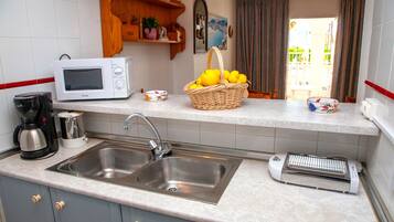 Kühlschrank, Ofen, Herdplatte, Wasserkocher mit Kaffee-/Teezubehör