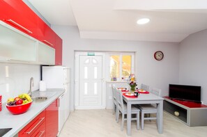 Réfrigérateur, micro-ondes, four, plaque de cuisson