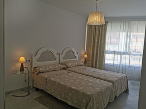 1 habitación, tabla de planchar con plancha, wifi y ropa de cama 