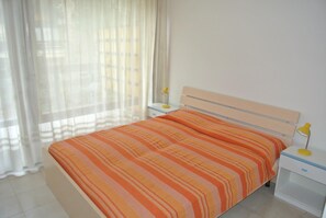 Cots/infant beds, bed sheets