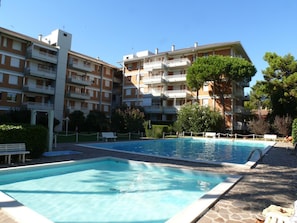 Piscine extérieure en saison