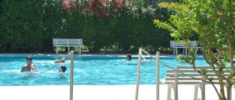 Kolam renang terbuka bermusim