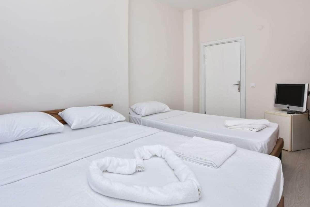 Triple Room | Iron/ironing board, free WiFi, bed sheets