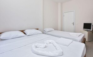 Triple Room | Iron/ironing board, free WiFi, bed sheets - Kopru Hotel (Burhaniye)